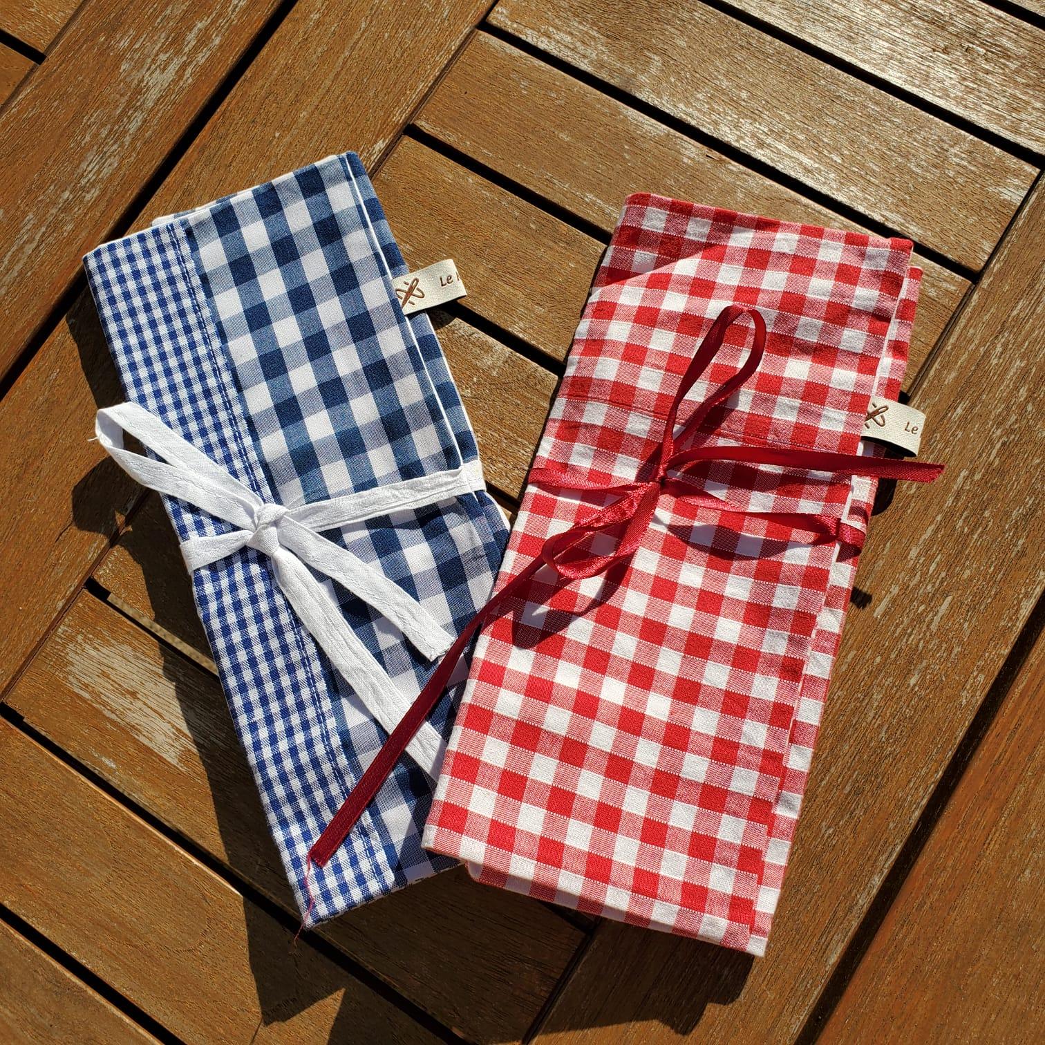 Deux pochettes range couverts à carreaux rouge et carreaux bleu