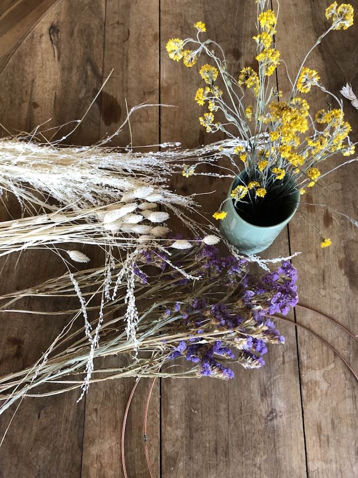 Fleurs séchées sur une table en bois