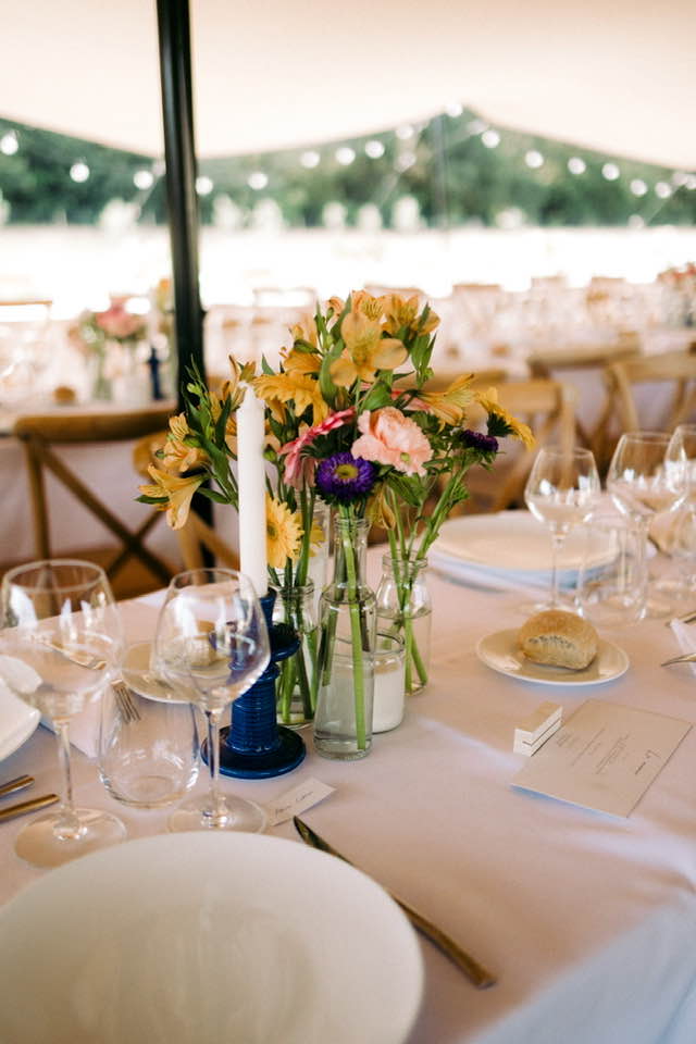 Bouquet de fleurs sur une table de mariage