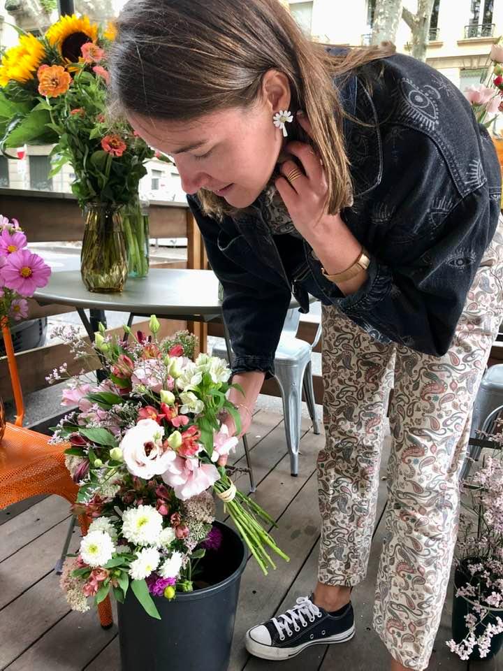 Cécile avec un bouquet de fleurs dans la main