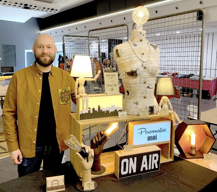  Maxime en chemise moutarde, durant son premier marché de créateur