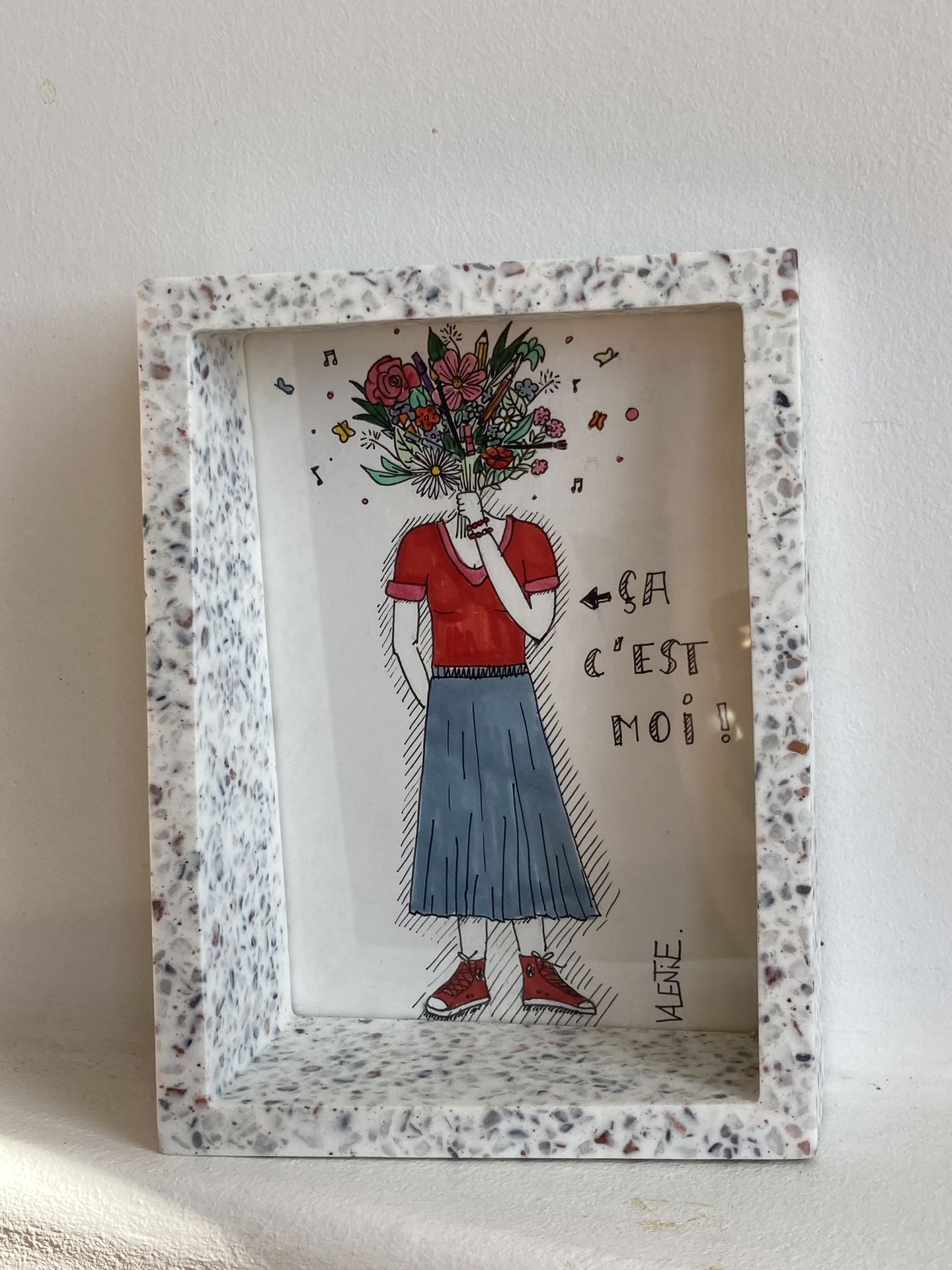 Dessin Femme avec robe bleu et haut rouge tenant un bouquet de fleurs cachant son visage